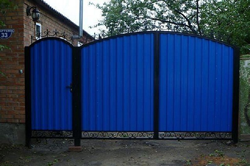 Vārti un vārti no gofrētās plātnes - foto