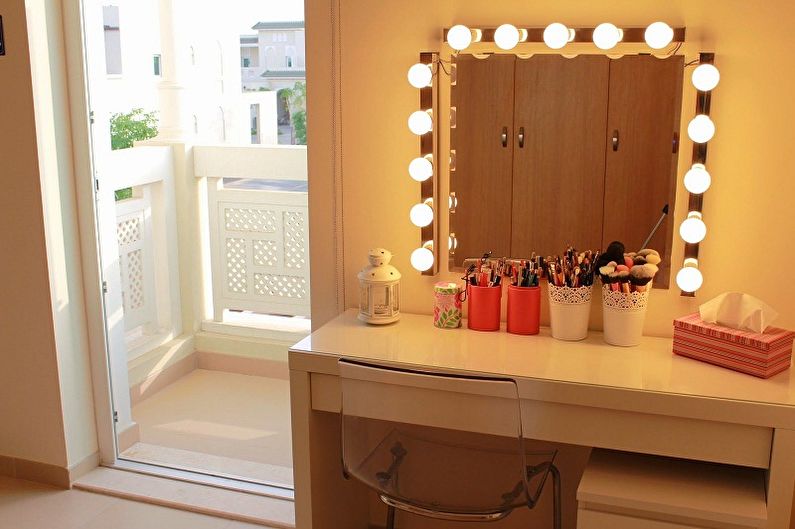 Make-up mirror with bulbs - Features and advantages