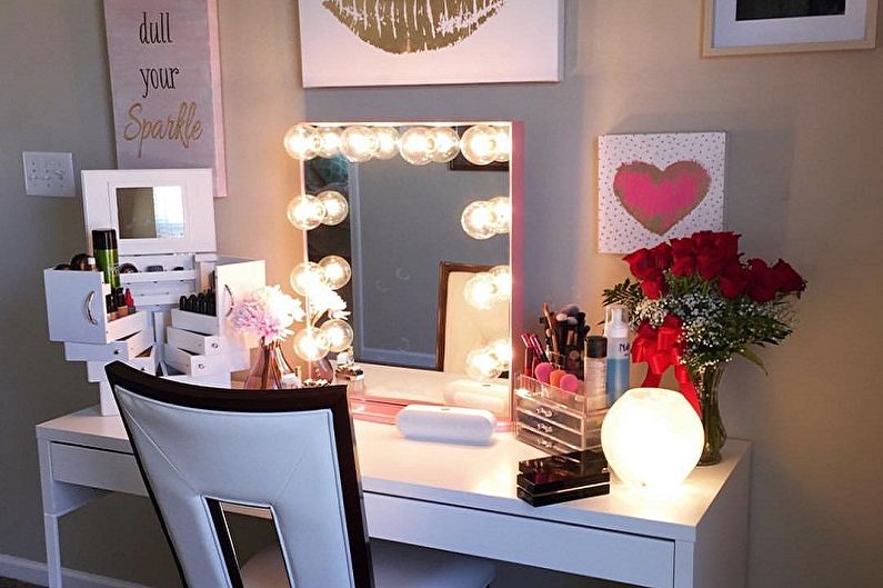 Types of dressing mirrors with bulbs - Size