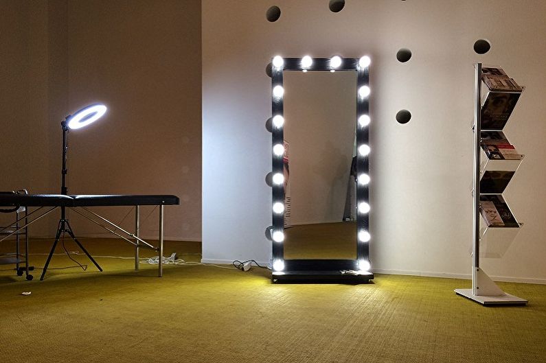 Types of dressing mirrors with bulbs - Size
