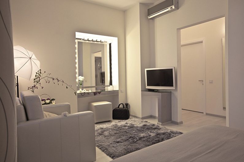 Make-up mirror with bulbs - photo