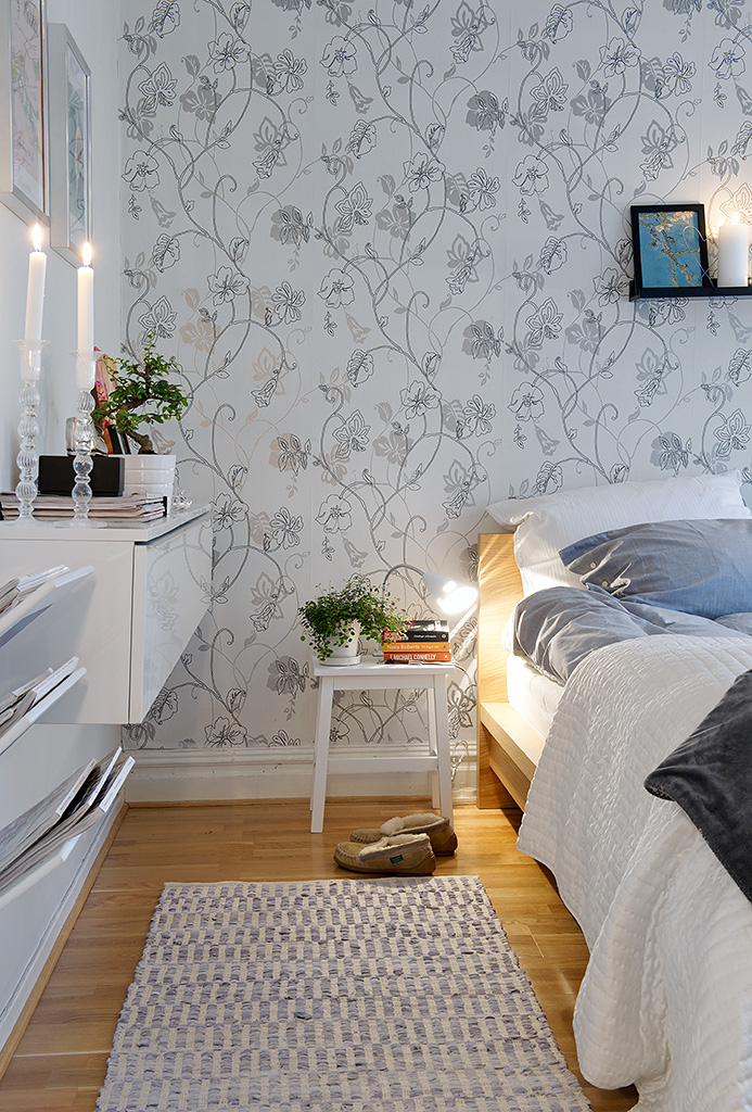 Gray wallpaper in the bedroom