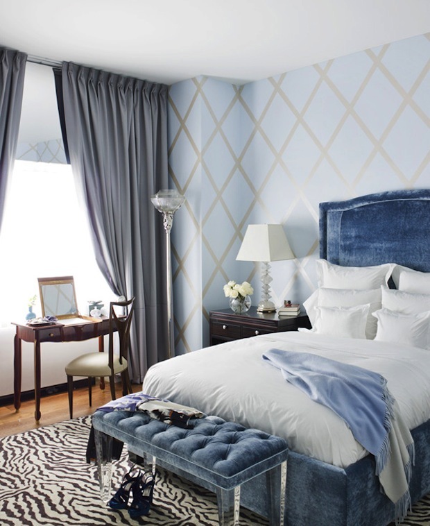 Blue wallpaper in the bedroom