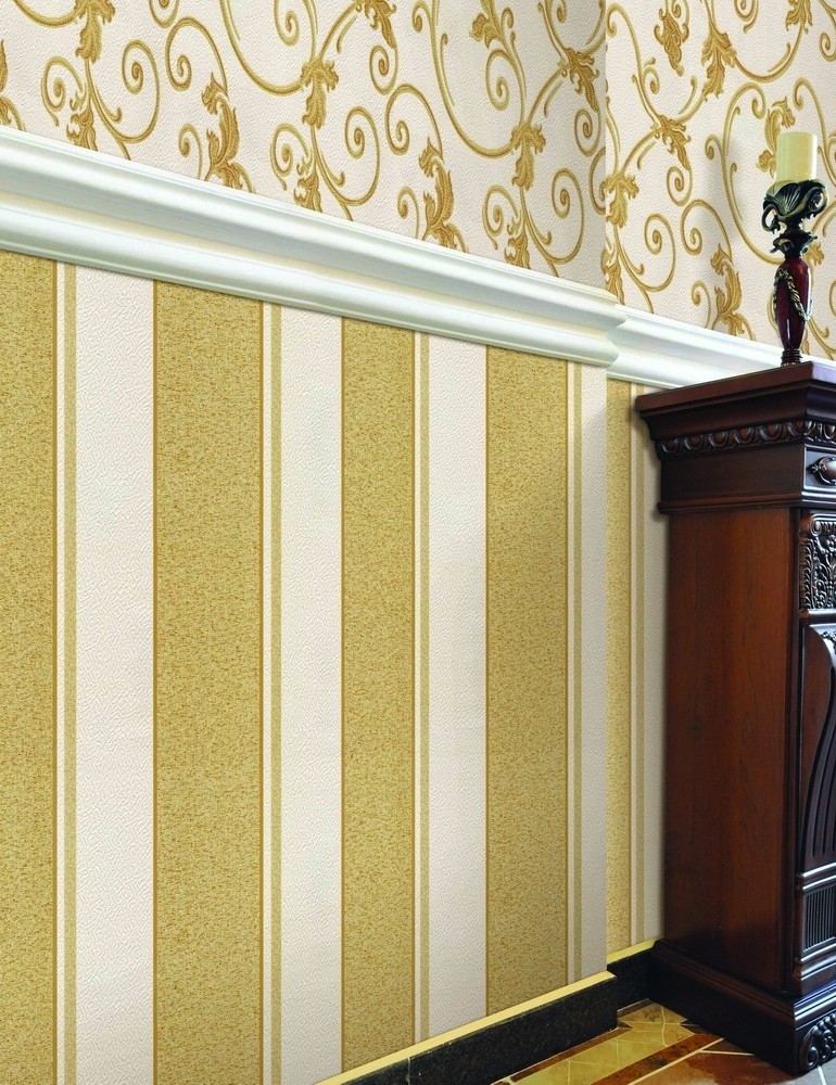 Horizontal combination of wallpaper in the bedroom