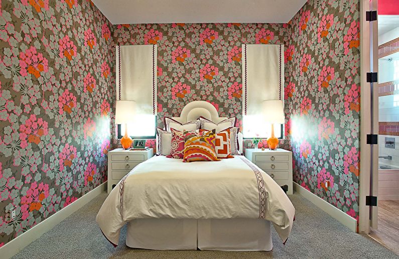 Floral wallpaper for a bedroom in the style of provence