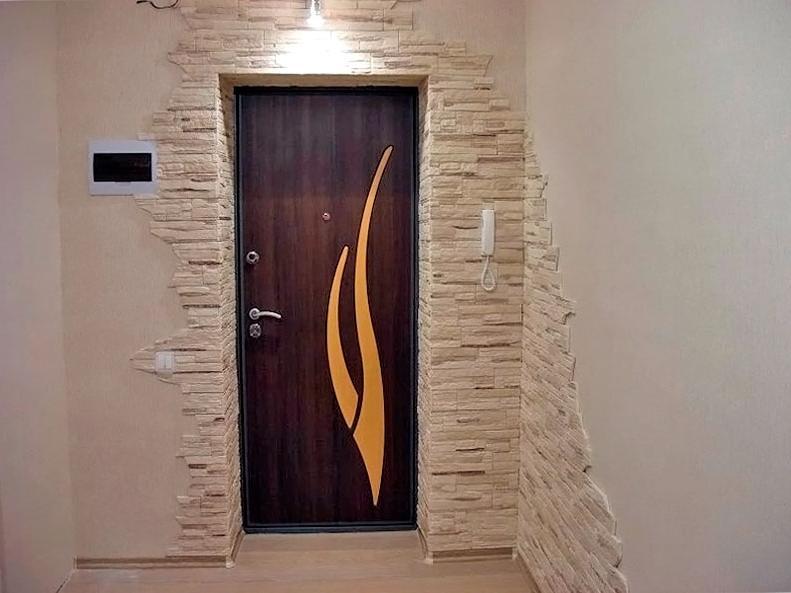 Decorative stone in the interior of the hallway and corridor - photo