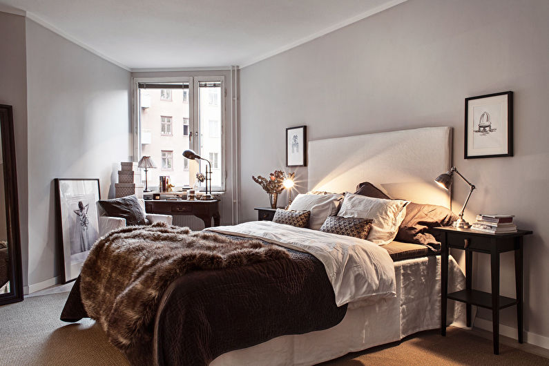 Furniture arrangement in a small bedroom of non-standard layout - photo