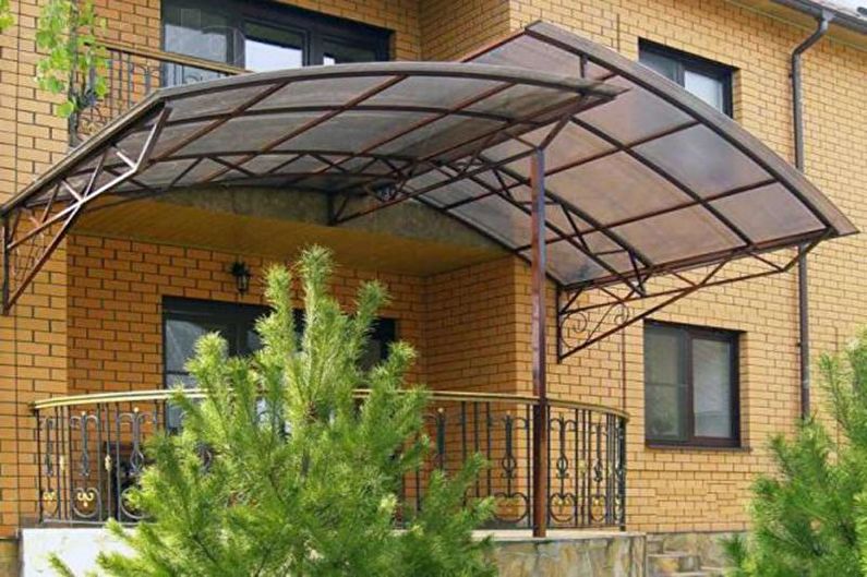 Veranda dekorasjon med en kalesje til et privat hus - foto