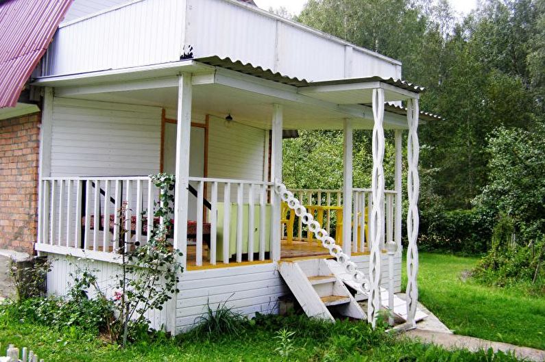 Veranda dekorasjon i form av en terrasse for et privat hus - foto