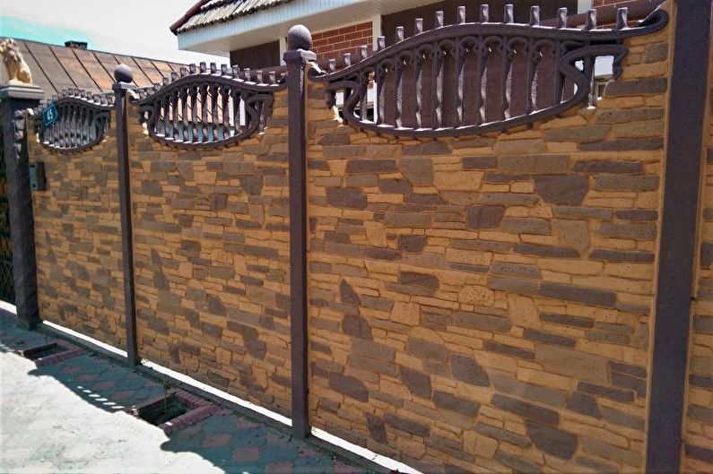 Reinforced concrete fence for a private house - photo