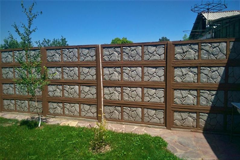Reinforced concrete fence for a private house - photo