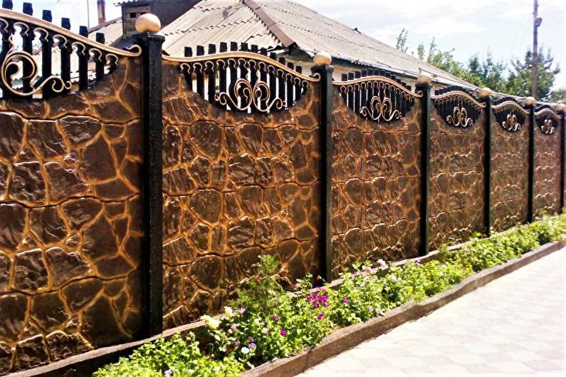 Reinforced concrete fence for a private house - photo