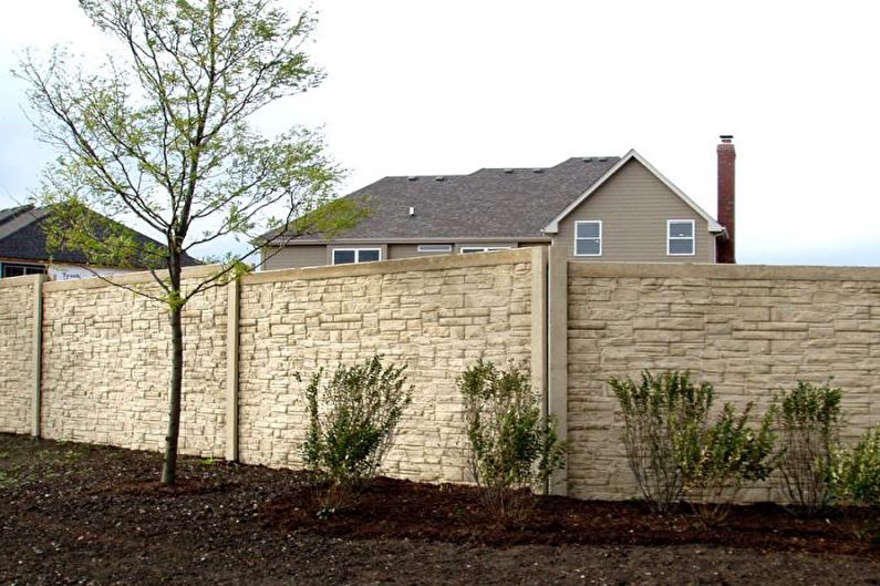 Reinforced concrete fence for a private house - photo