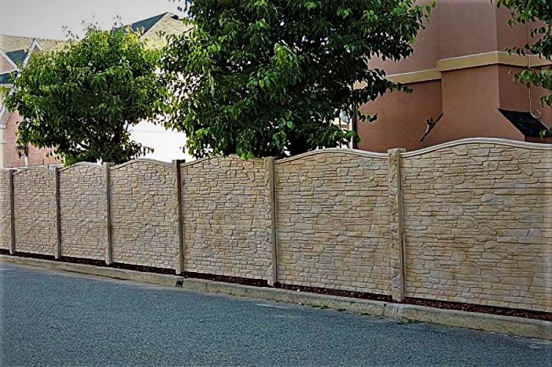 Reinforced concrete fence for a private house - photo