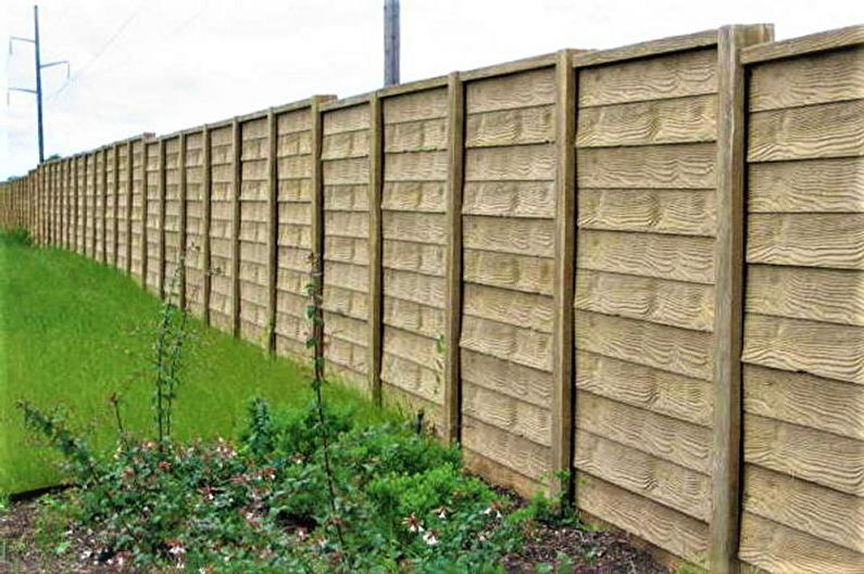 Reinforced concrete fence for a private house - photo