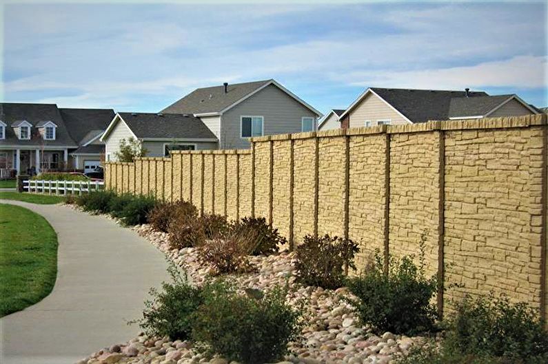 Reinforced concrete fence for a private house - photo