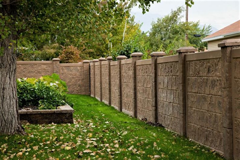 Reinforced concrete fence for a private house - photo