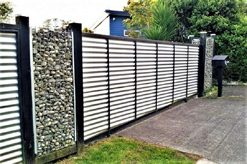 Fence from combinations of materials for a private house - photo