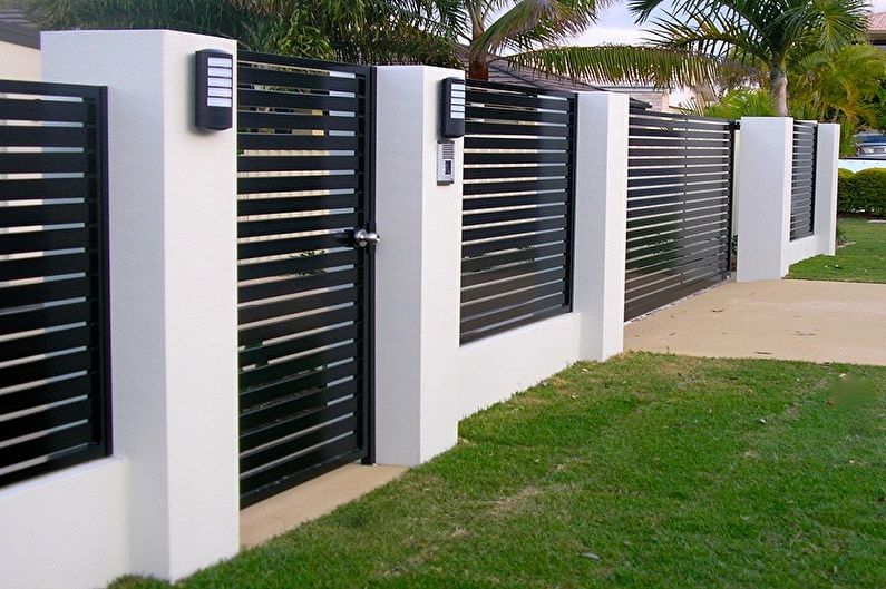 Fence from combinations of materials for a private house - photo