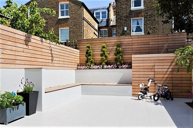 Fence from combinations of materials for a private house - photo
