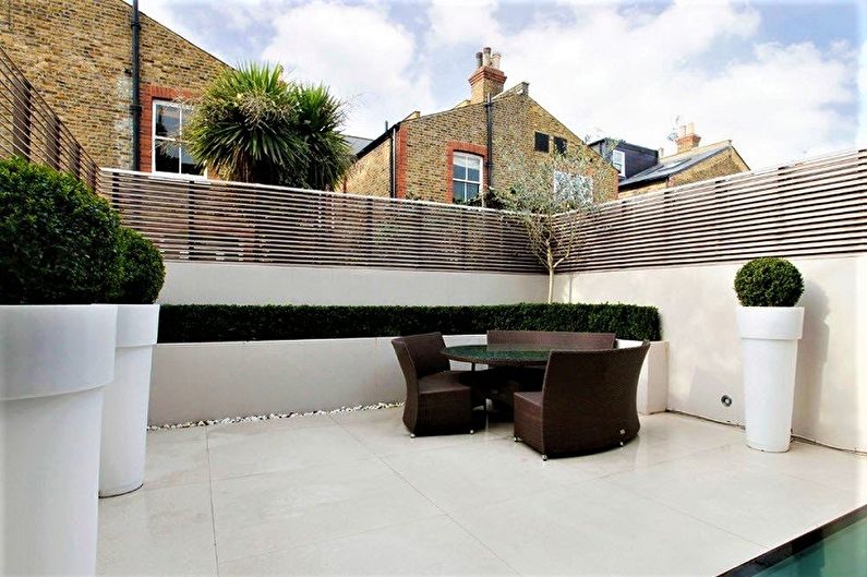 Fence from combinations of materials for a private house - photo