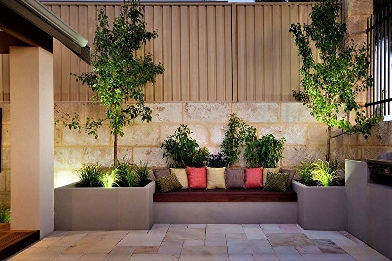 Fence from combinations of materials for a private house - photo