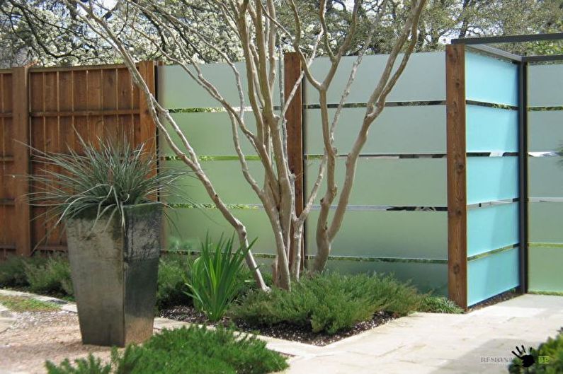 Fence from combinations of materials for a private house - photo