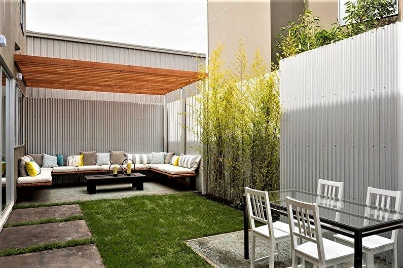 Fence from combinations of materials for a private house - photo