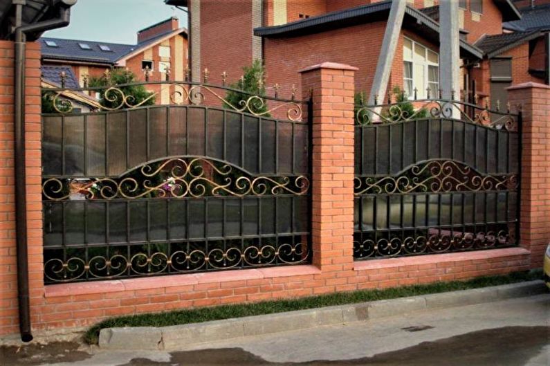 Fence from combinations of materials for a private house - photo