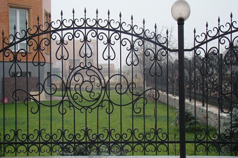 Fence from combinations of materials for a private house - photo