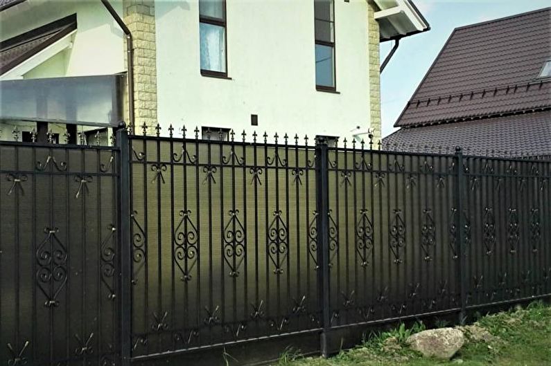 Fence from combinations of materials for a private house - photo