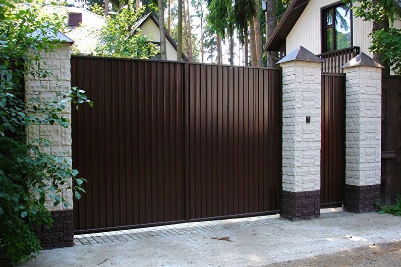 Fence from combinations of materials for a private house - photo