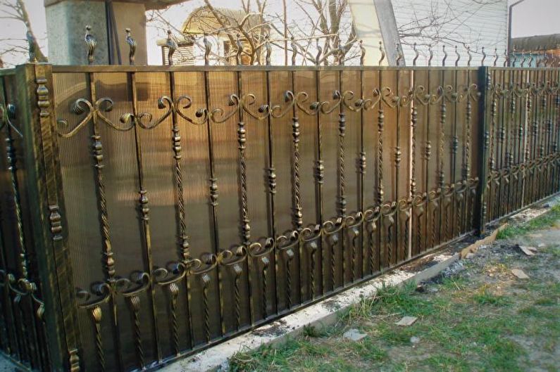 Fence from combinations of materials for a private house - photo