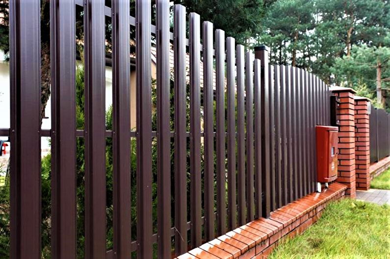 Fence from combinations of materials for a private house - photo