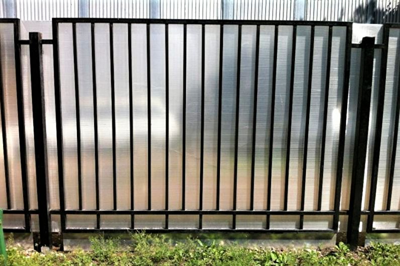Fence from combinations of materials for a private house - photo