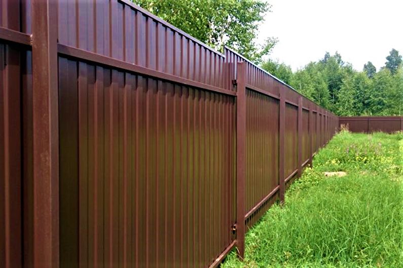 Fence from combinations of materials for a private house - photo